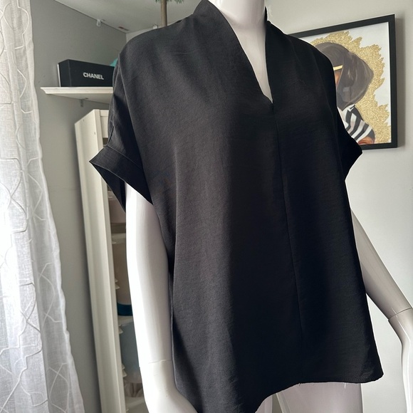 Black Boxy Sleeveless Blouse with Mandarin Collar - Picture 2 of 5